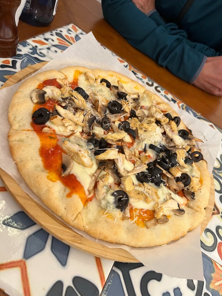 Chicken Pizza w/olives and mushrooms